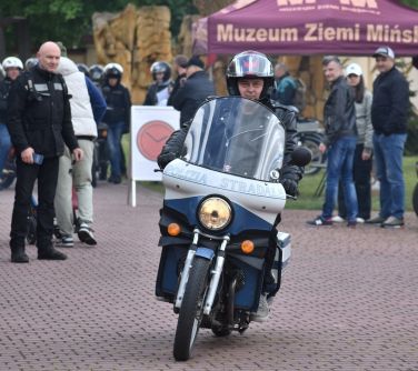 Na dworze, dzień. Mężczyzna w kasku na motorze