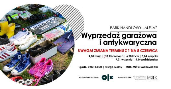 Po lewej w kole kolorowe buty, keyboard, kalosze i inne rzeczy ułożone na trawie. Po prawej na białym tle informacje