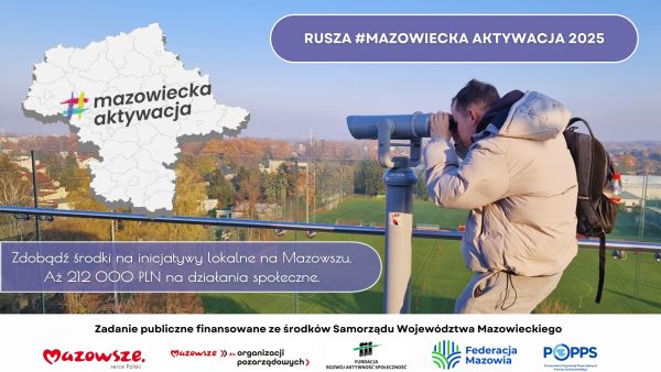 Na zewnątrz, dzień, słonecznie. Mężcyzna w kurtce na tarasie widokowym obserwuje przez lunetę. W tle miasto i drzewa. Po...