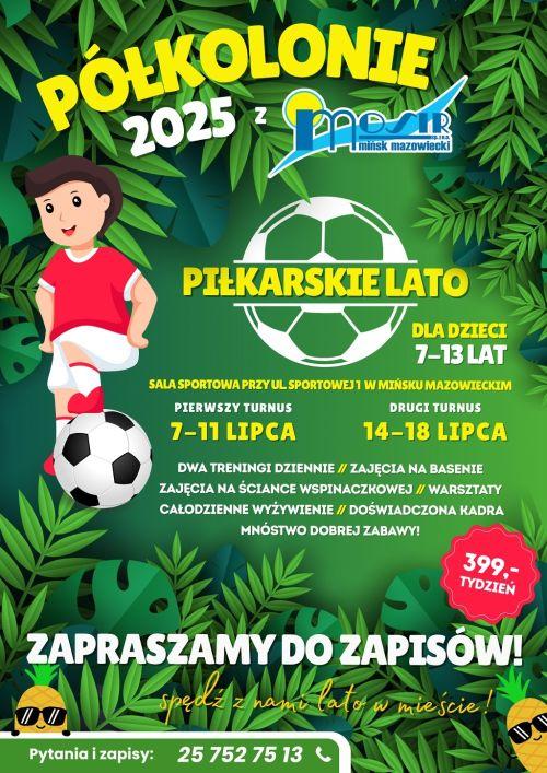 Na zielonym tle inforamcje. Na górze i dole liście tropikalne. Po lewej rysunek pilkarza w biało-czerwonym stroju. jedna...