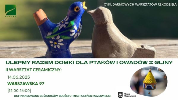 Dwa gliniane ptaki siedzą na desce. Poniżej, na białym tle napisy.