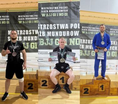 Oświetlona hala sportowa.Zdjęcie podzielone na trzy części. Na każdej mężczyźni. Od lewej stoi przed podium, w środku...