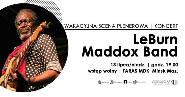 Po lewej w kole ciemnoskóry mężczyzna gra na gitarze. Po prawej na białym treść.