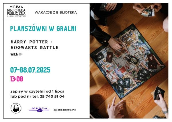 Po lewej na białym treść. Po prawej na drewnianej podłodze planszówka