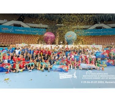 Zwycięskie drużyny na hali sportowej obsypane złotym konfetti