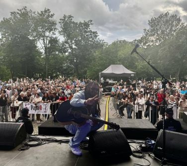 Zachmurzony dzień. Zdjęcie ze sceny. Artysta na tle widowni