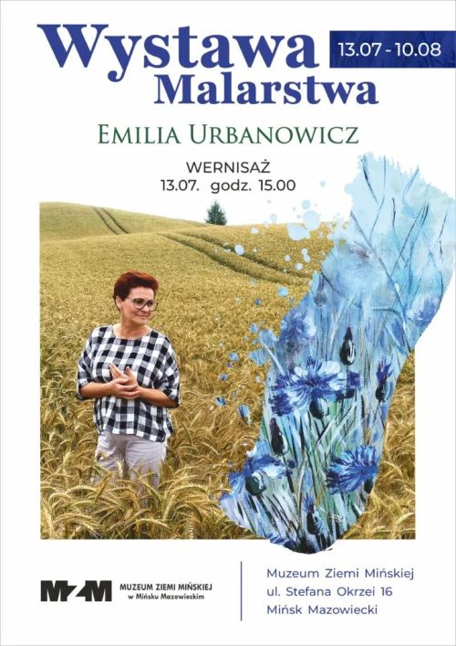 Artystka stojąca na tle złotego pola zboża, które przenika w malarską kompozycję przedstawiającą niebieskie chabry. naokoło...