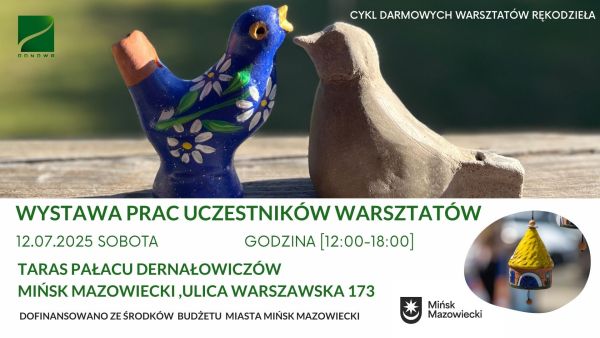 Na górze dwie glinane formy ptaków. Jedna po lewej niebeiska w białe kwiaty. Na dole na białym informacje