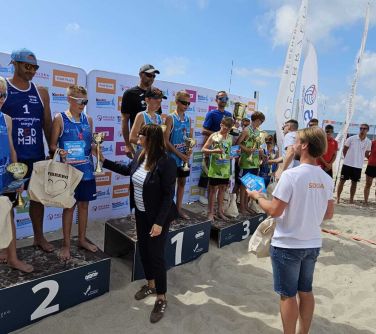 Słoneczny dzień na plaży. Wręczenie nagród na podium