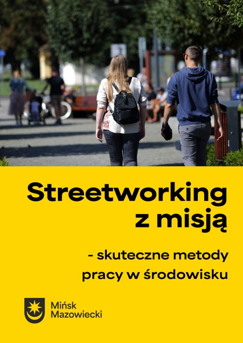 Na górze zdjęcie za dnia. Kobieta i mężczyzna tyłem idą alejką. Kobieta na plecach ma czarny plecak. Na dole na żółtym...
