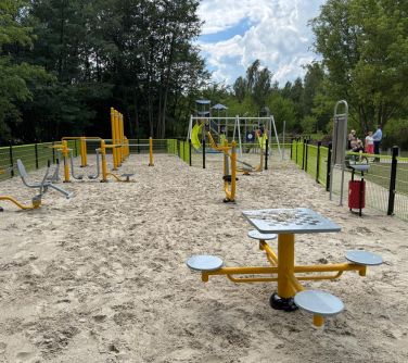 Słoneczny dzień. Widok na plac zabaw