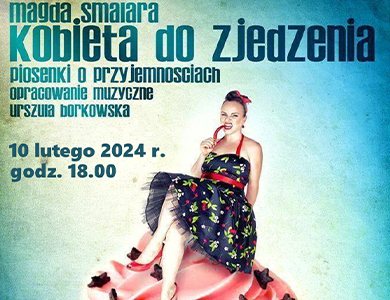 Na jasno-blękitnym tle zdjęcie kobiety siedzącej na dużej, różowej babeczce.