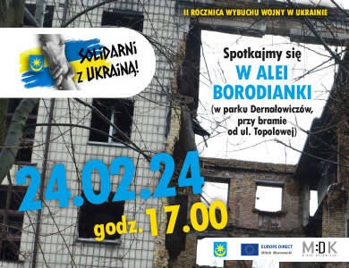 Zdjęcie zniszczonego przez wojnę budynku z suchymi gałęziami z przodu. Solidarni z Ukrainą