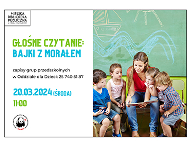 Po prawej w pomieszczeniu na krzesłach siedzi czwórka dzieci, pomiędzy nimi kobieta czyta książkę. W tle pomalowana zielona tablica. Po lewej informacje