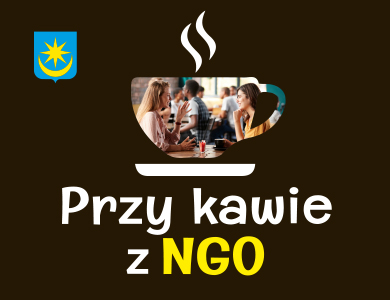 Na ciemno-brązowym tle zarys filiżanki z kawą i para. W filiżance zdjęcie rozmawiających kobiet