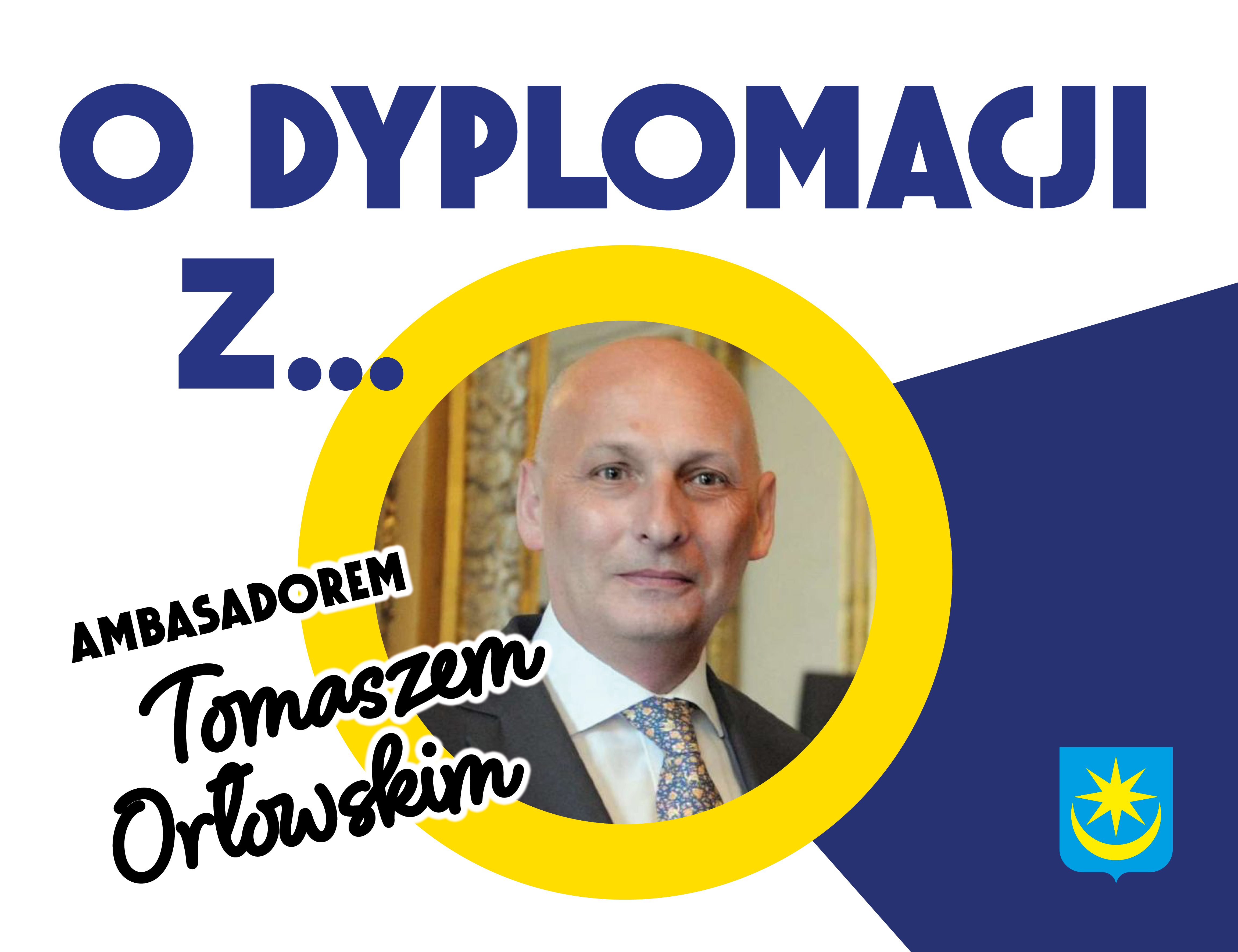 Na biało -niebieskim tle informacje. Po środku w kole z żółtą obramówką zdjęcie łysego mężczyzny w garniturze z krawatem.