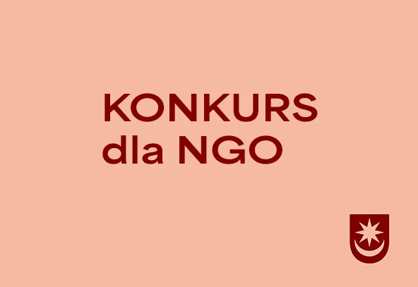 Czerwony napis "KONKURS dla NGO" na jasnoróżowym tle z czerwonym herbem zawierającym gwiazdę i półksiężyc w prawym dolnym rogu.