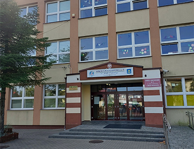 Zdjęcie głównego wejscia do szkoły