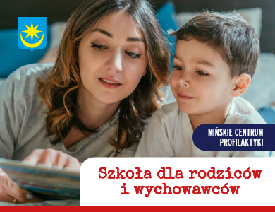 Zdjęcie kobiety i chłopca zapatrzonych na książke. Kobieta wskazuje na książkę palcem.