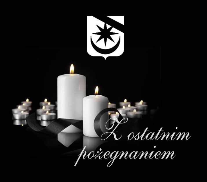Na czarnym tle zapalone dwie większe świece, za nimi małe wkłady. Na środku czarno-biały herb z czarną kirą.