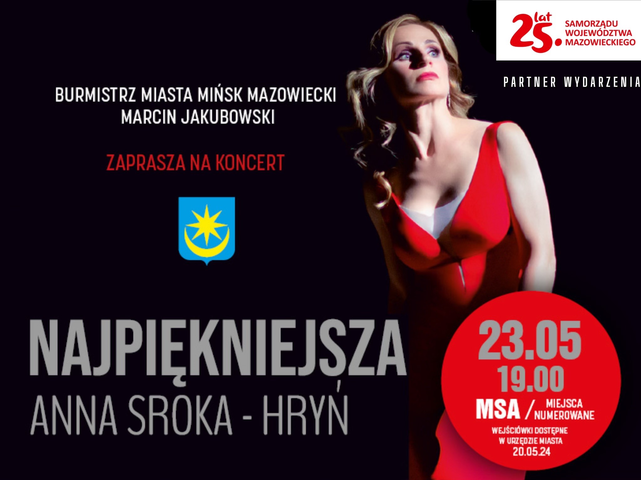 Na czarnym tle oraz w czerwonym kole informacje. Po prawej kobieta w czerwonej sukience zamyślona, zapatrzona w górę