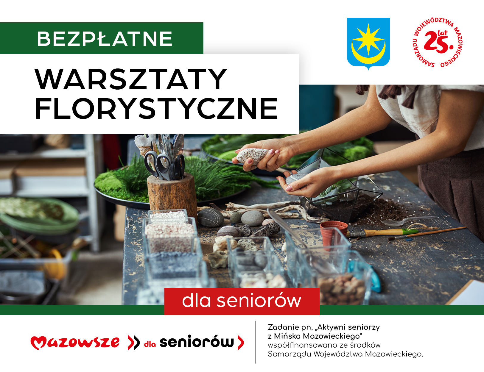 a środku stół z naczyniami, są w nich kamienie. Obok przybory florystyczne. W dłoniach kobiety dwa kamienie.