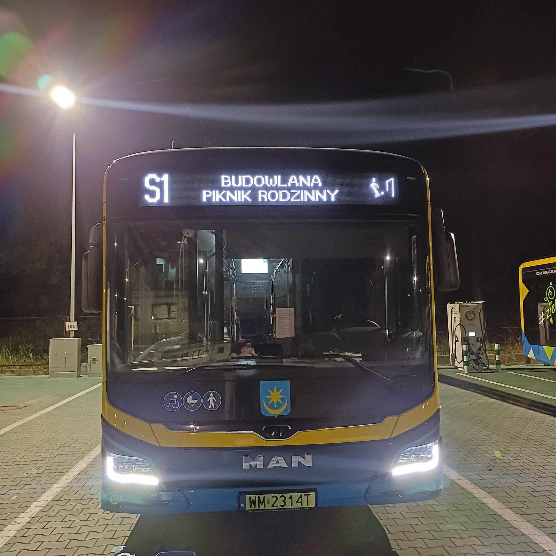 Zdjęcie przodu autobusu miejskiego nocą