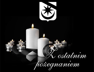 Na czarnym tle napis z ostatnim pożegnaniem. Obok dwie białe zapalone świece