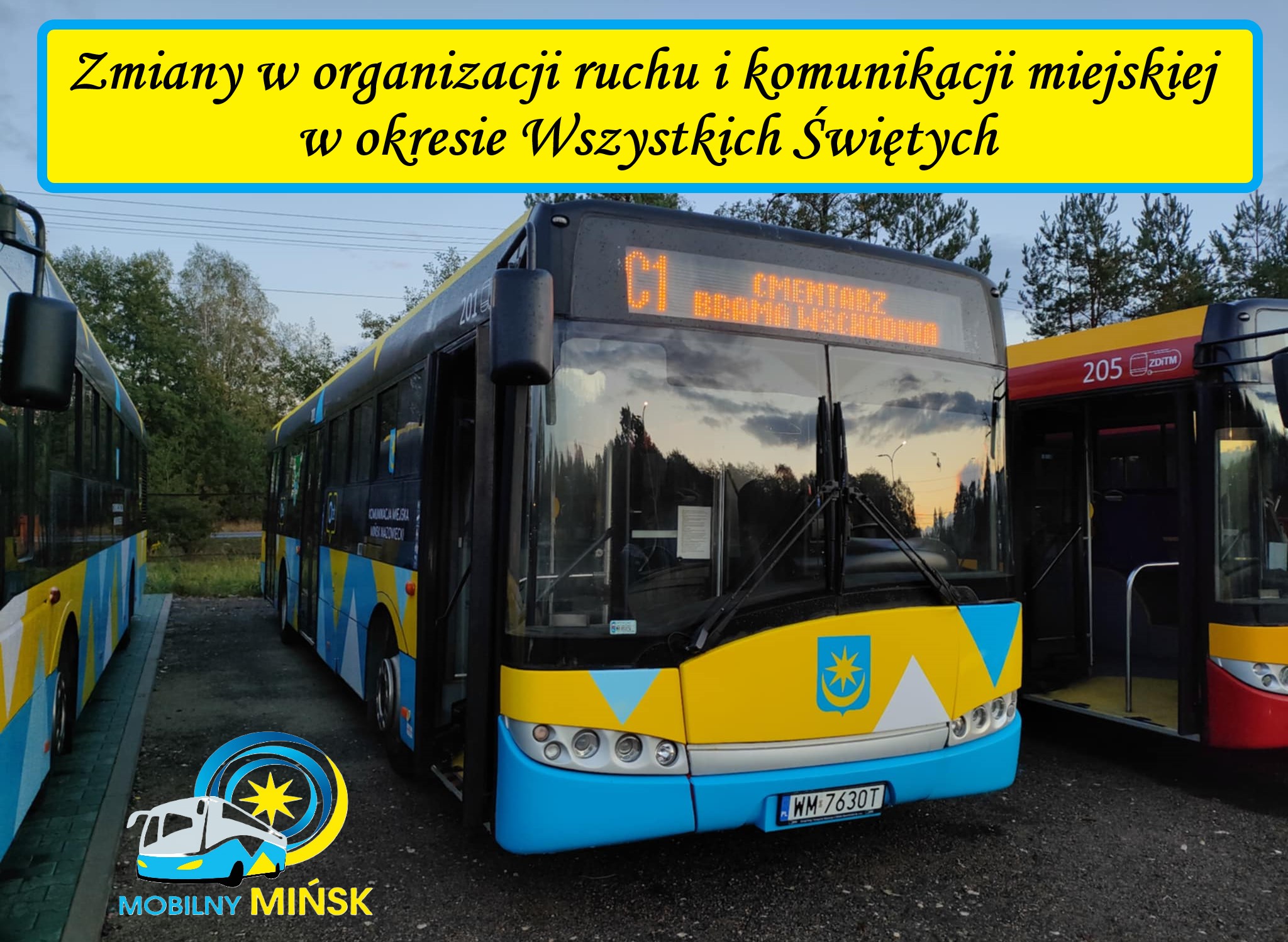Dwór, dzień. Stoi autobus niebiesko-żółty pomiędzy dwoma innymi. Na górze na żółtym tle informacje.