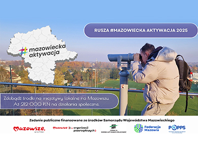 Na zewnątrz, dzień, słonecznie. Mężcyzna w kurtce na tarasie widokowym obserwuje przez lunetę. W tle miasto i drzewa. Po lewej narysowana mapa mazowsza. Na dole loga