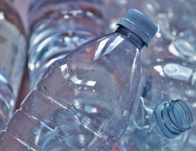 Niebieskie butelki plastikowe