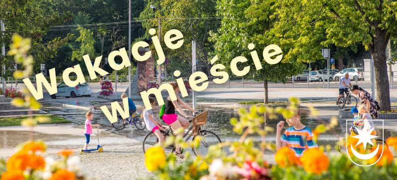 Na tle zieleni, odób, hydrantów napis wakacje w mieście