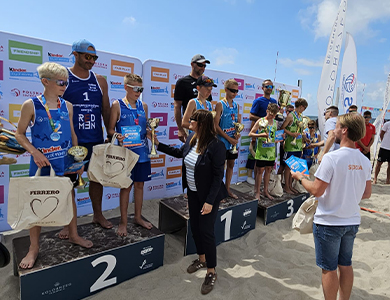 Słoneczny dzień na plaży. Wręczenie nagród na podium