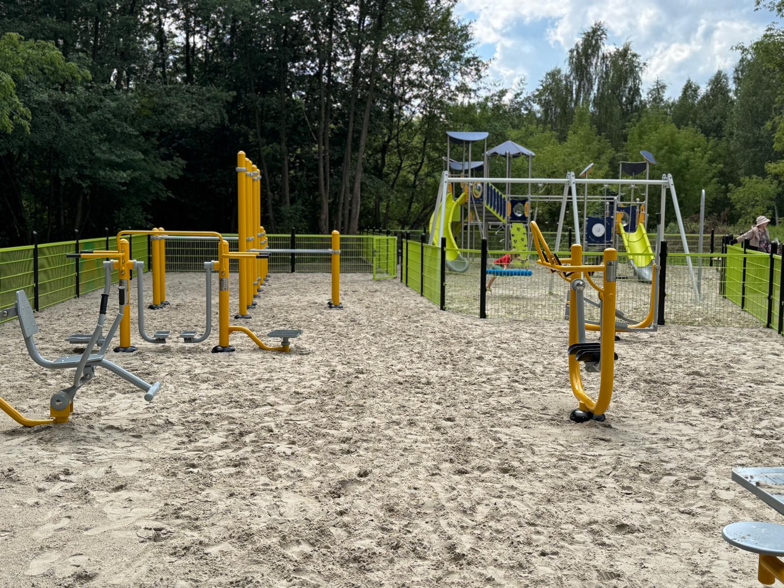 Dzień. Widok na plac zabaw