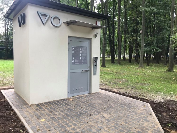 Nowa toaleta publiczna w parku miejskim